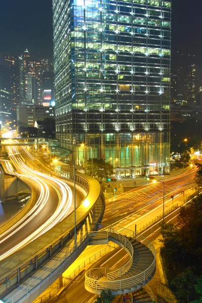 Драматичный и оживленный трафик в Гонконге ночью — стоковое фото