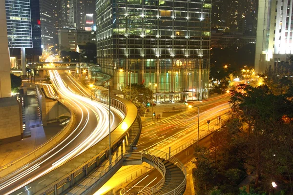 Tráfego dramático e movimentado em Hong Kong à noite — Fotografia de Stock