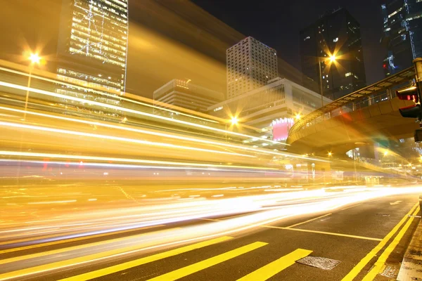 Dramatischer und geschäftiger Verkehr in Hongkong in der Nacht — Stockfoto