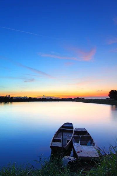 Sonnenuntergang am Teich mit zwei Booten — Stockfoto