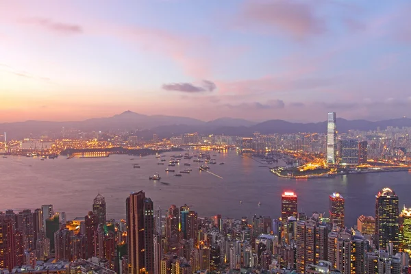 Hong kong och kontorsbyggnader i solnedgång — Stockfoto