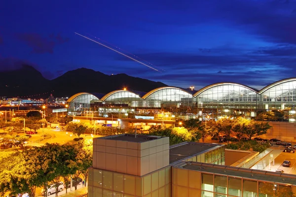 Arquitetura moderna do exterior do aeroporto — Fotografia de Stock