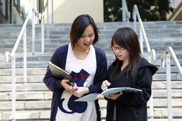 Estudantes asiáticos no campus em uma universidade — Fotografia de Stock