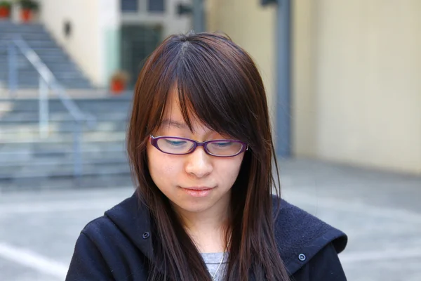 Азиатка улыбается в школе — стоковое фото