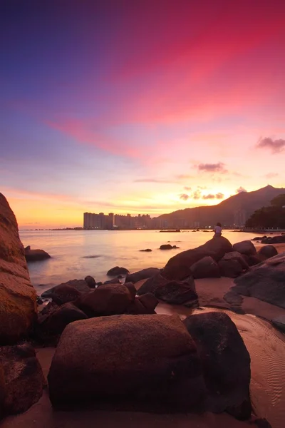 長い露出の下で石を海と夕日 — Stockfoto