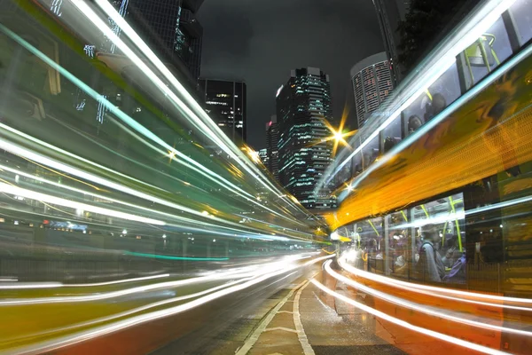 Tráfico en la ciudad de Hong Kong por la noche — Foto de Stock