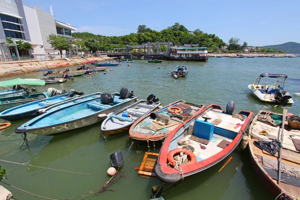 Łodzie rybackie wzdłuż molo w hong Kongu — Zdjęcie stockowe