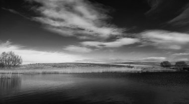 Lake siyah beyaz tepeler Panorama