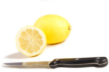 mutfak bıçağı limon ile