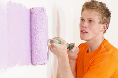 Duvarı boyayan genç adam