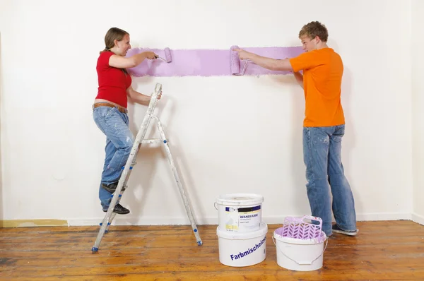 Giovane coppia dipingere su ristrutturazione — Foto Stock