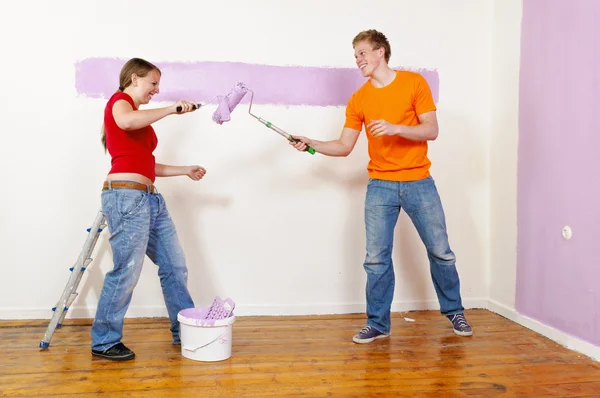 Junges Paar malt bei Renovierung — Stockfoto