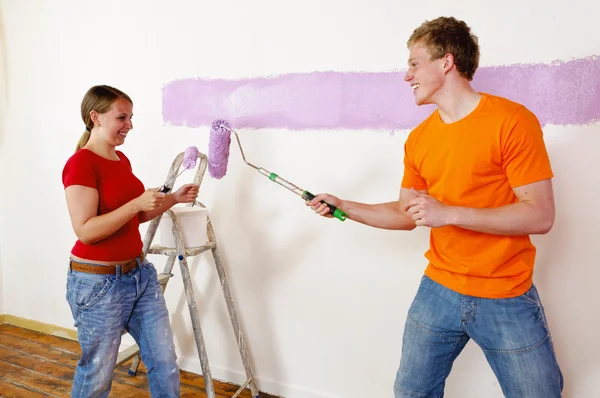 Pintura de casal jovem em renovação — Fotografia de Stock