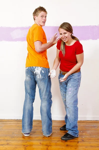 Jeune couple peinture sur rénovation — Photo