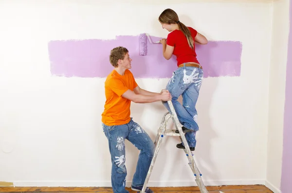 Mladý pár malování na renovaci — Stock fotografie