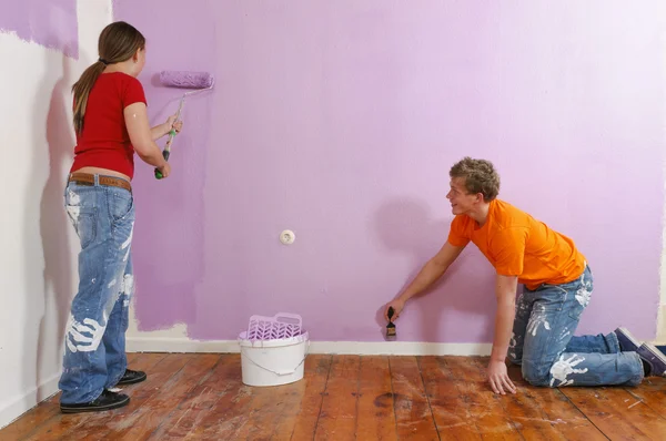 Junges Paar malt bei Renovierung — Stockfoto