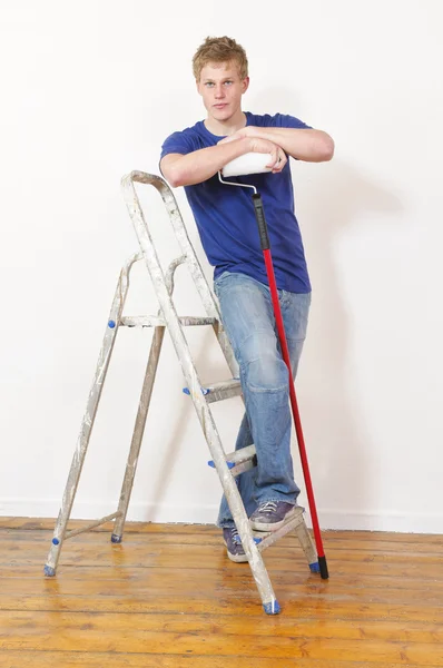 Duvarı boyayan genç adam — Stok fotoğraf