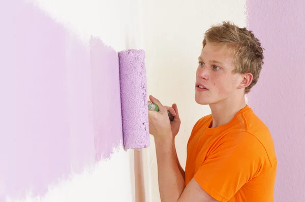 Młody człowiek malujący ścianę — Zdjęcie stockowe