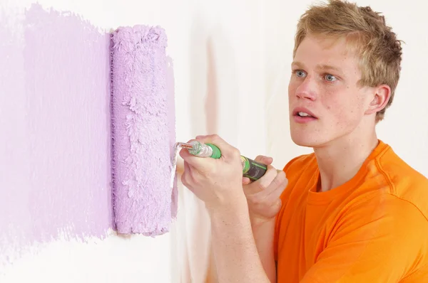 Jonge man schilderen een muur — Stockfoto