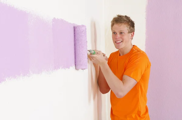 Jovem pintando uma parede — Fotografia de Stock