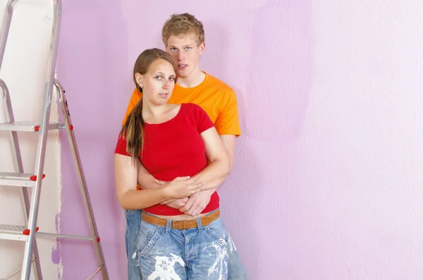 Ein junges Paar renovierte gemeinsam sein erstes Eigenheim. — Stockfoto