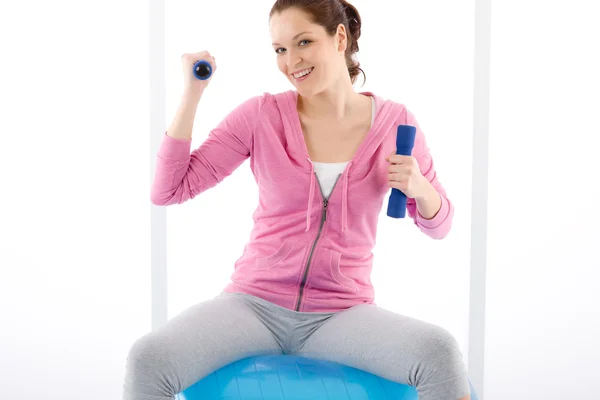 Fitness-Frau trainiert Hantelball-Gym — Stockfoto