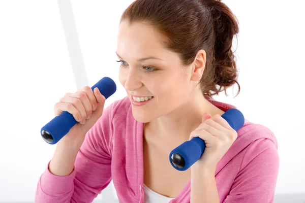 Gelukkige vrouw oefening halter fitnessruimte — Stockfoto