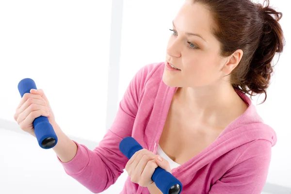 Fitness glad kvinna motion hantel gym — Stockfoto