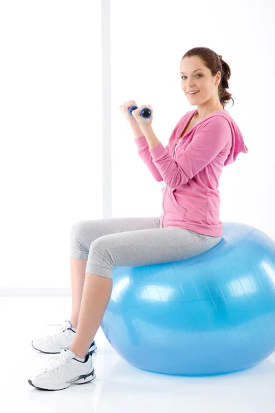 Fitness žena cvičení činka míč gym — Stock fotografie