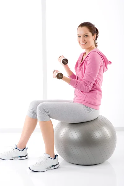 Fitness donna esercizio manubri palla palestra — Foto Stock