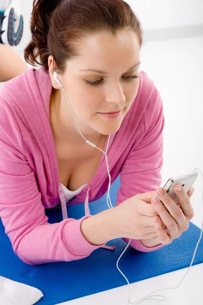 Fitness mujer escuchar música mp3 relajarse — Foto de Stock