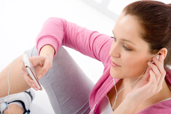Fitness kvinna lyssna musik mp3 koppla av — Stockfoto