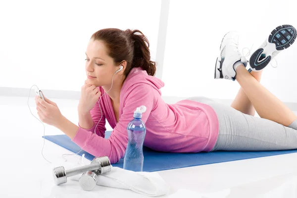 Fitness nő zenét hallgatni mp3 relax tornaterem — Stock Fotó