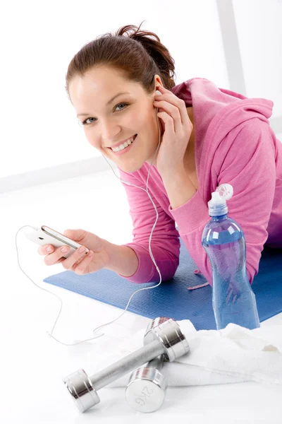 Fitness kvinna lyssna musik mp3 slappna av gym — Stockfoto