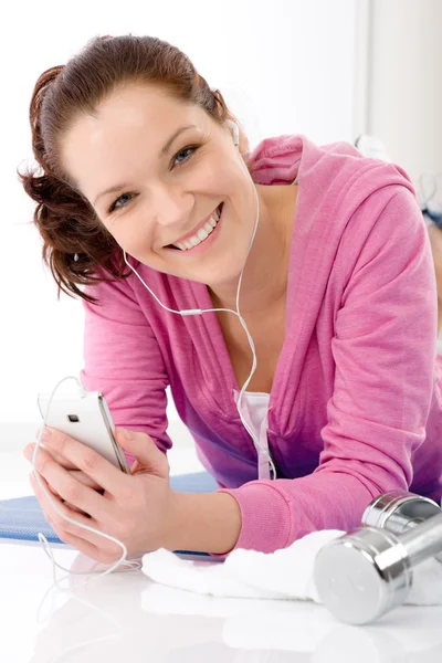 Fitness vrouw luisteren muziek mp3 gelukkig — Stockfoto