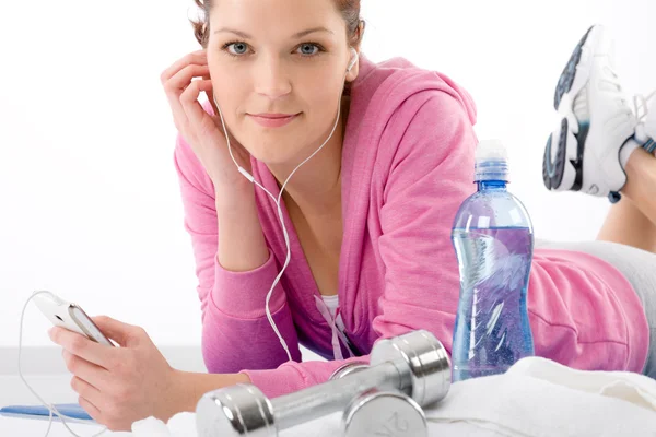 Mulher fitness ouvir música mp3 relaxar ginásio — Fotografia de Stock