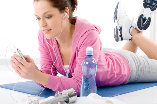 Fitness femme écouter de la musique mp3 relax gym — Photo