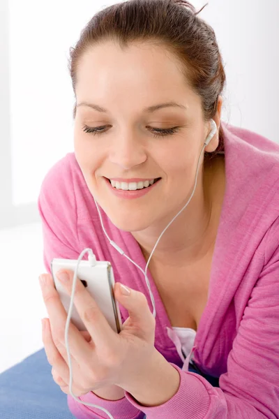 Relax fitness kobieta słuchać muzyki mp3 — Zdjęcie stockowe