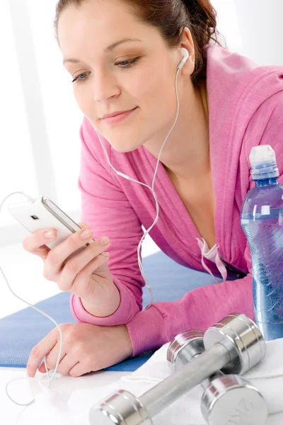 Фітнес жінка слухати музику mp3 розслабитися спортзал — стокове фото