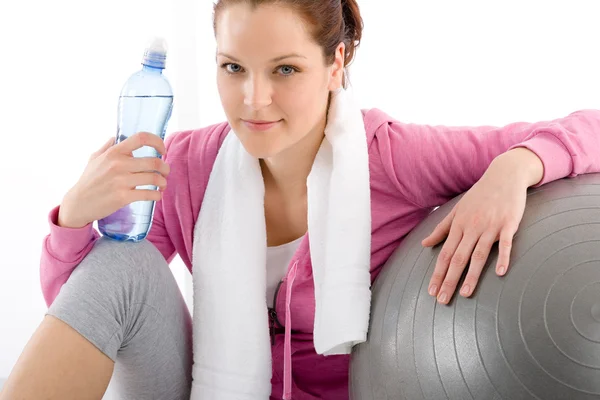 Fitness vrouw ontspannen fles water bal sportieve — Stockfoto