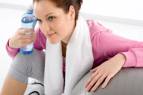 Fitness mujer relax agua botella bola deportivo —  Fotos de Stock
