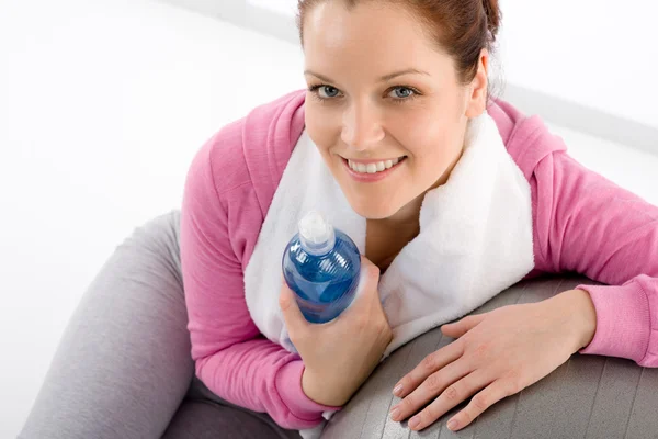Fitness mujer relax agua botella bola deportivo — Foto de Stock