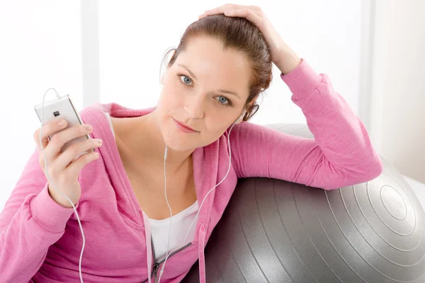 Fitness woman listen music mp3 relax — Stock Photo, Image