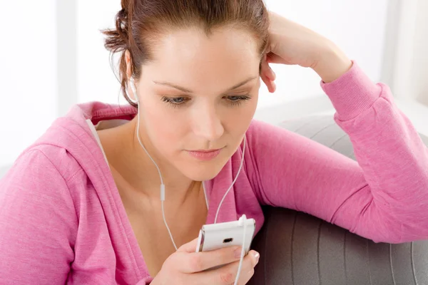 Fitness vrouw luisteren muziek mp3 ontspannen — Stockfoto