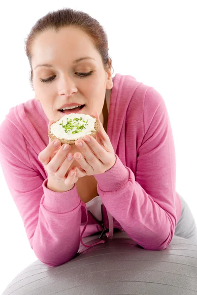Женщина ест перекусывающий спортивный наряд — стоковое фото