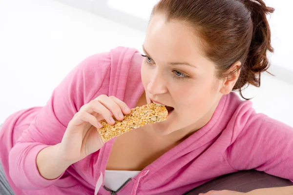 Mulher fitness comer granola roupa esportiva — Fotografia de Stock