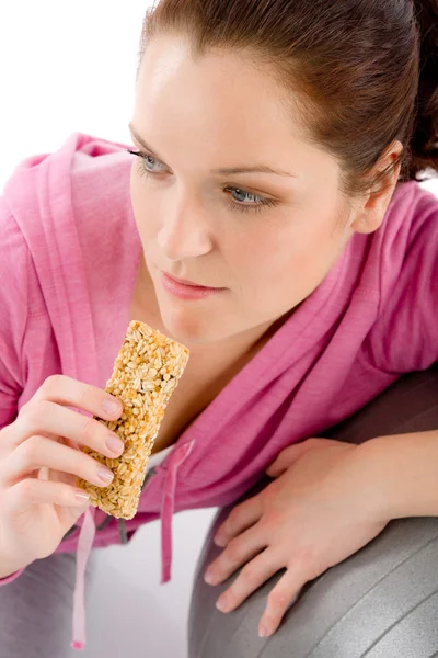Fitness woman eat granola sportive outfit — Stock Photo, Image