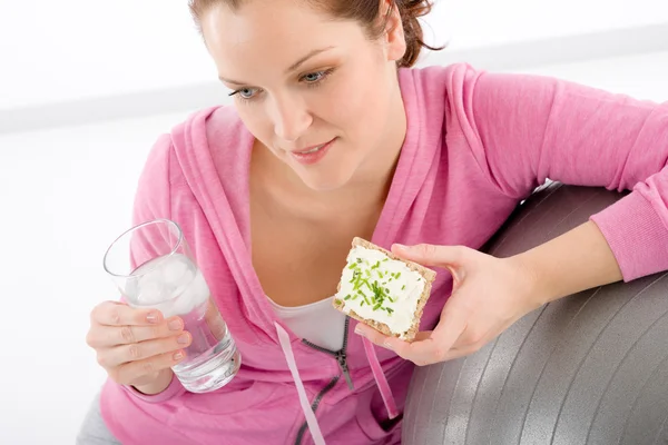 Fitness nő üveg víz snack sportos kikapcsolódásra — Stock Fotó