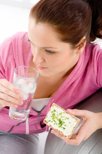 Фітнес жінка розслабляється скляна вода закуски спорт — стокове фото