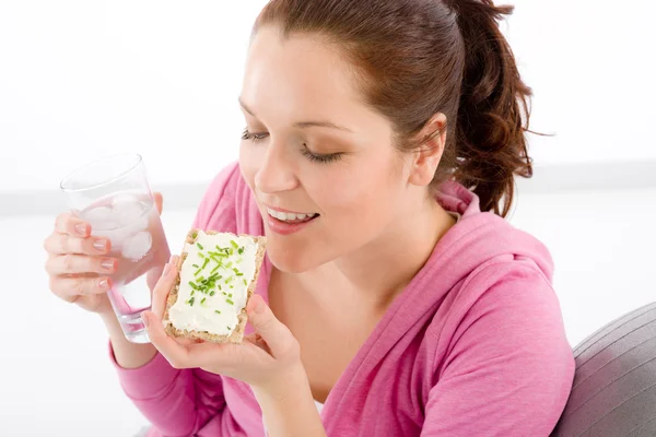Fitness donna relax bicchiere acqua snack sport — Foto Stock